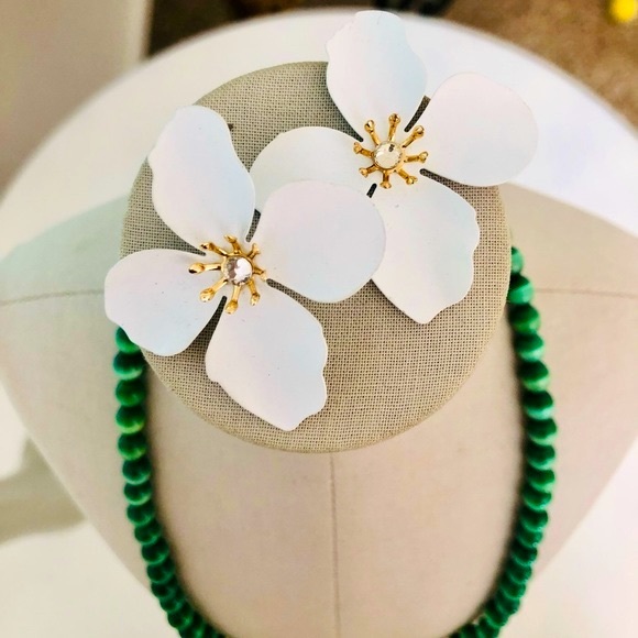 Vintage Green Moonglow Bead Necklace & Mod Flower Earrings - Picture 5 of 13